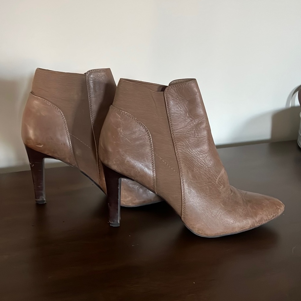 Franco Sarto size US 8.5 ankle boot tan.